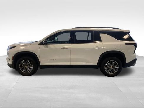 Used 2025 Chevrolet Traverse LT FWD image 2