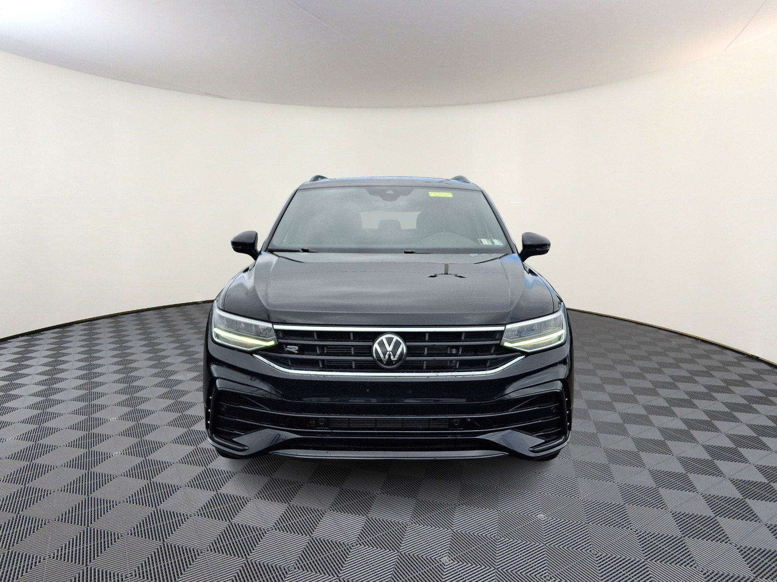 Used 2024 Volkswagen Tiguan SE R-Line AWD/4WD image 2