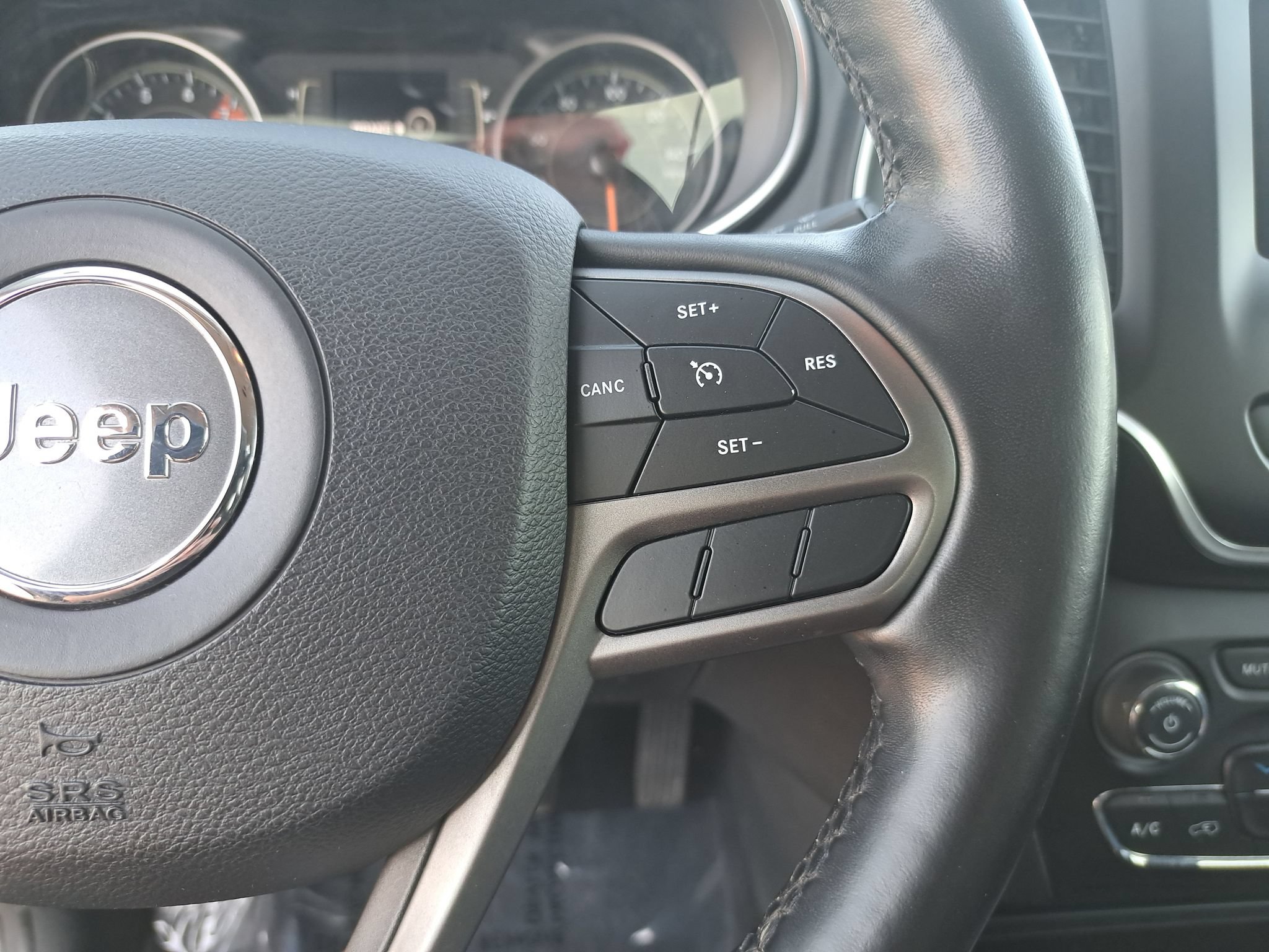 Used 2019 Jeep Cherokee Latitude Plus w/ Cold Weather Group AWD/4WD image 18