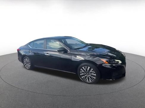 Used 2025 Nissan Altima 2.5 SV FWD image 2