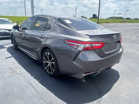 Used 2018 Toyota Camry SE FWD image 2