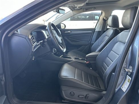 Certified 2024 Volkswagen Jetta SE w/ Panoramic Sunroof Package image 10