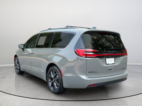 Used 2025 Chrysler Pacifica Limited FWD image 9