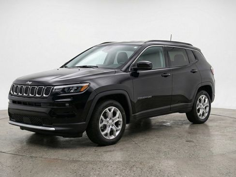 Used 2025 Jeep Compass Latitude image 3