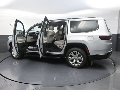 Used 2022 Jeep Wagoneer Series II AWD/4WD image 35