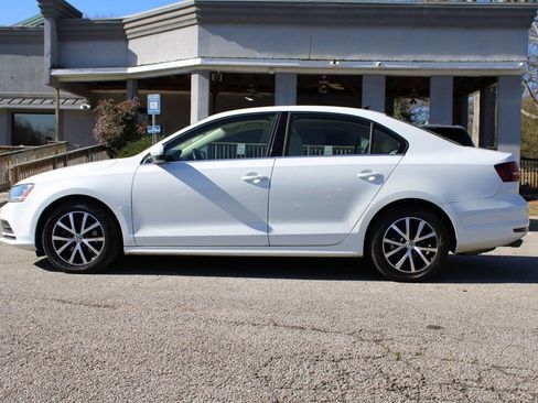 Used 2017 Volkswagen Jetta SE image 4