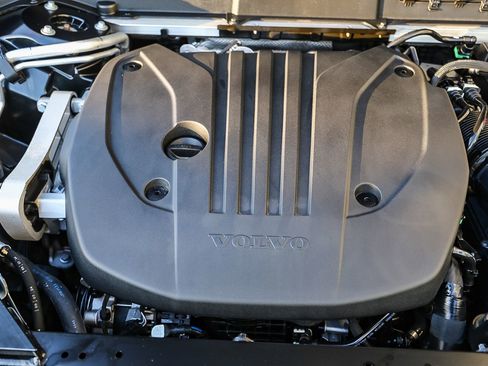 Used 2025 Volvo XC60 B5 Plus image 27