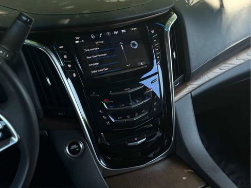 Used 2020 Cadillac Escalade Premium Luxury image 23