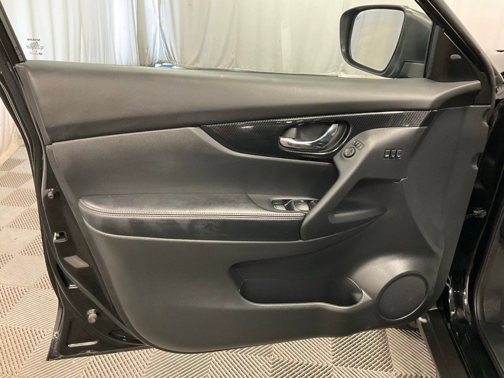 Used 2019 Nissan Rogue SL AWD/4WD image 16
