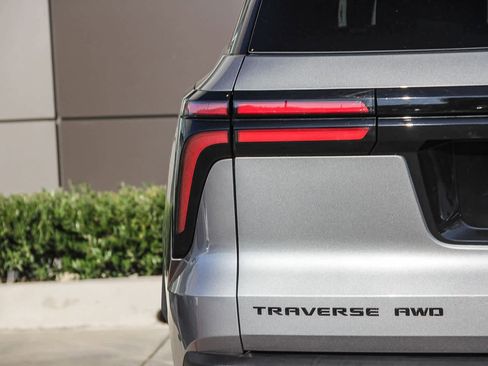 Used 2025 Chevrolet Traverse Z71 image 6