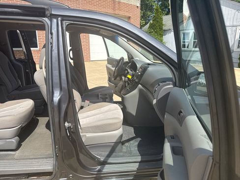 Used 2012 Kia Sedona LX FWD image 11