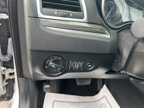 Used 2021 Chrysler 300 Touring L image 17