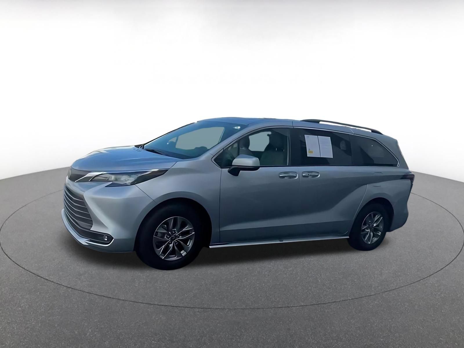 Used 2025 Toyota Sienna XLE FWD image 8