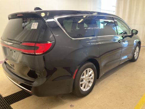 Used 2024 Chrysler Pacifica Touring-L image 6