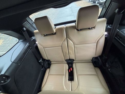 Used 2023 Land Rover Discovery S R-Dynamic image 12