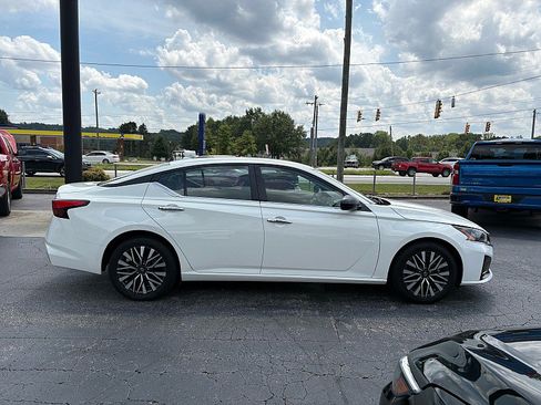 Used 2025 Nissan Altima 2.5 SV FWD image 3