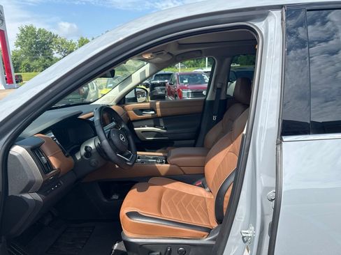 Used 2025 Nissan Pathfinder Platinum w/ Cargo Package AWD/4WD image 9
