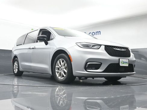 Used 2024 Chrysler Pacifica Touring-L image 28