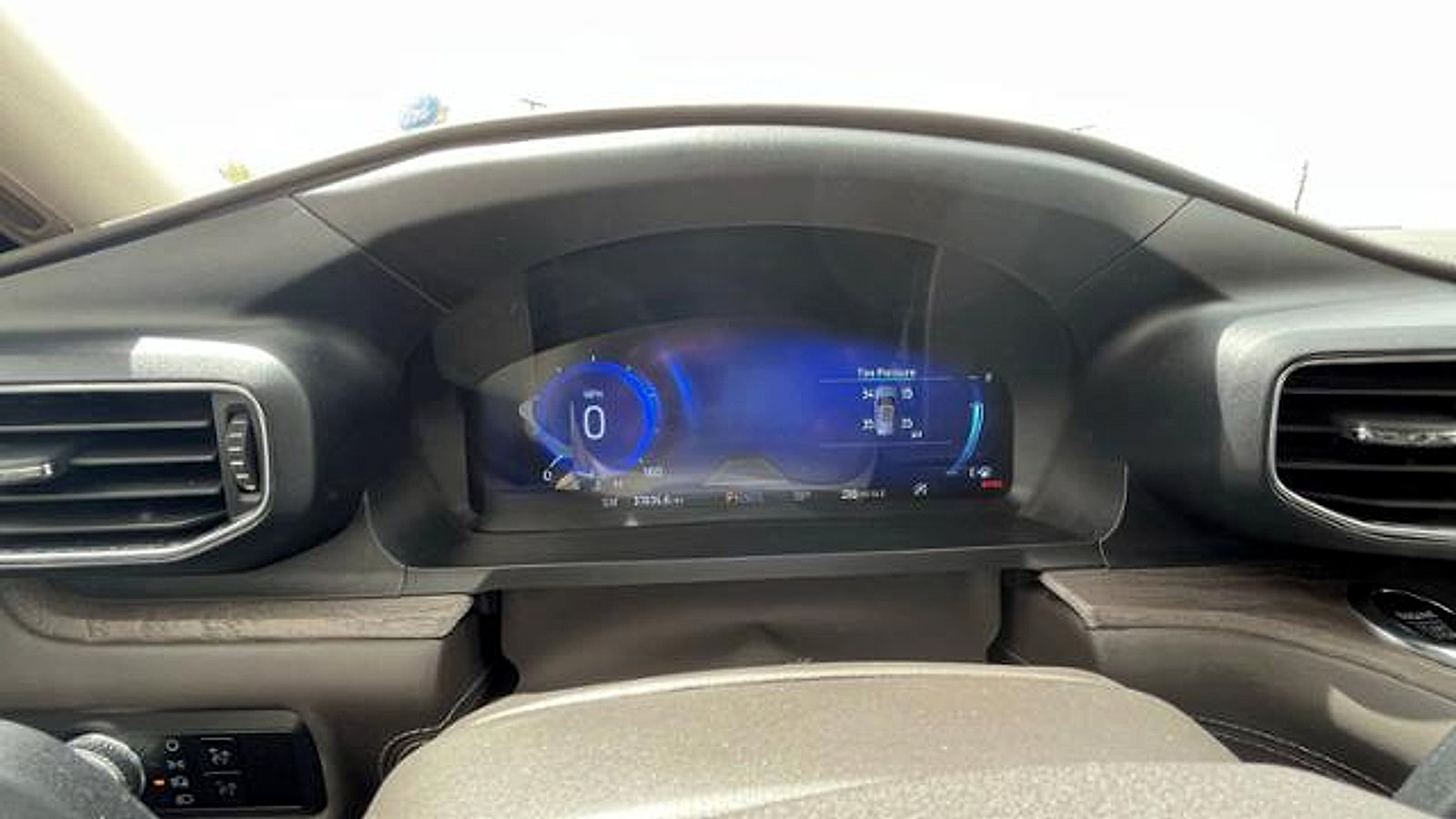 Used 2023 Ford Explorer Platinum w/ Technology Package AWD/4WD image 31
