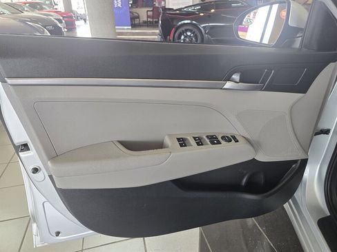 Used 2017 Hyundai Elantra SE image 7