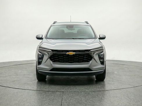 Used 2025 Chevrolet Trax LT image 2