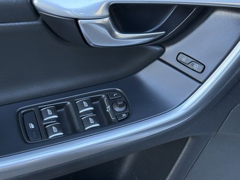 Used 2017 Volvo S60 T5 Inscription image 18