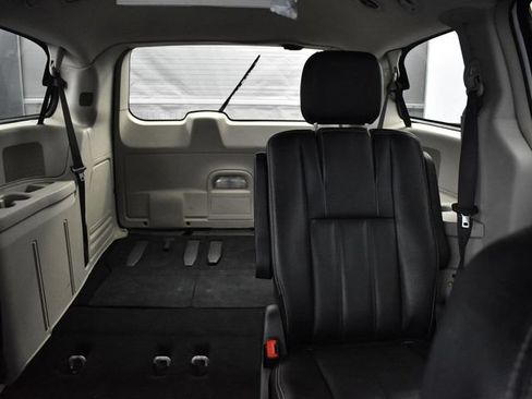 Used 2015 Chrysler Town & Country Touring FWD image 9