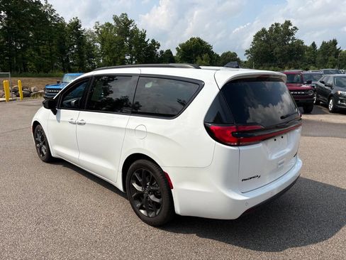 Used 2025 Chrysler Pacifica Limited FWD image 3