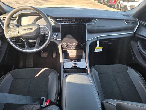 Used 2025 Jeep Grand Cherokee Altitude image 2