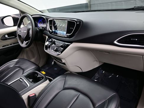 Used 2023 Chrysler Pacifica Touring-L FWD image 18