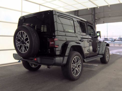 Used 2023 Jeep Wrangler Unlimited Sahara w/ Cold Weather Group AWD/4WD image 2