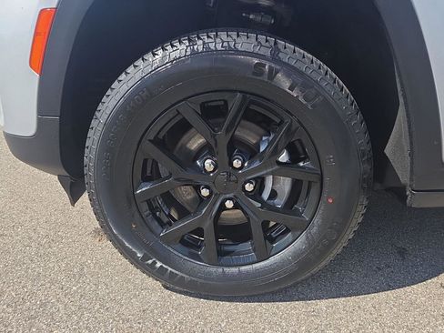 Used 2025 Jeep Grand Cherokee Altitude image 12