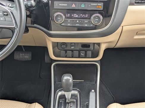 Used 2018 Mitsubishi Outlander SEL image 18