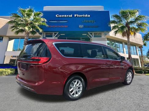 Used 2023 Chrysler Pacifica Touring-L FWD image 5