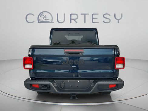 Used 2025 Jeep Gladiator Sport AWD/4WD image 5