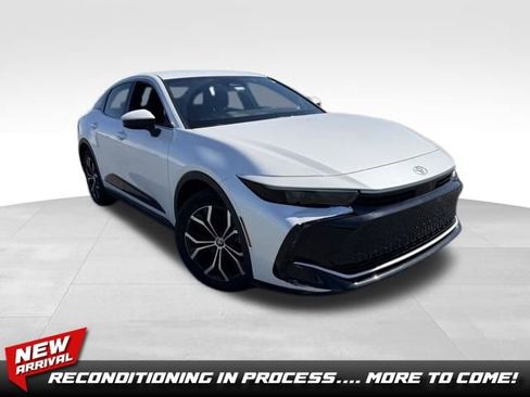 Used 2023 Toyota Crown XLE image 1