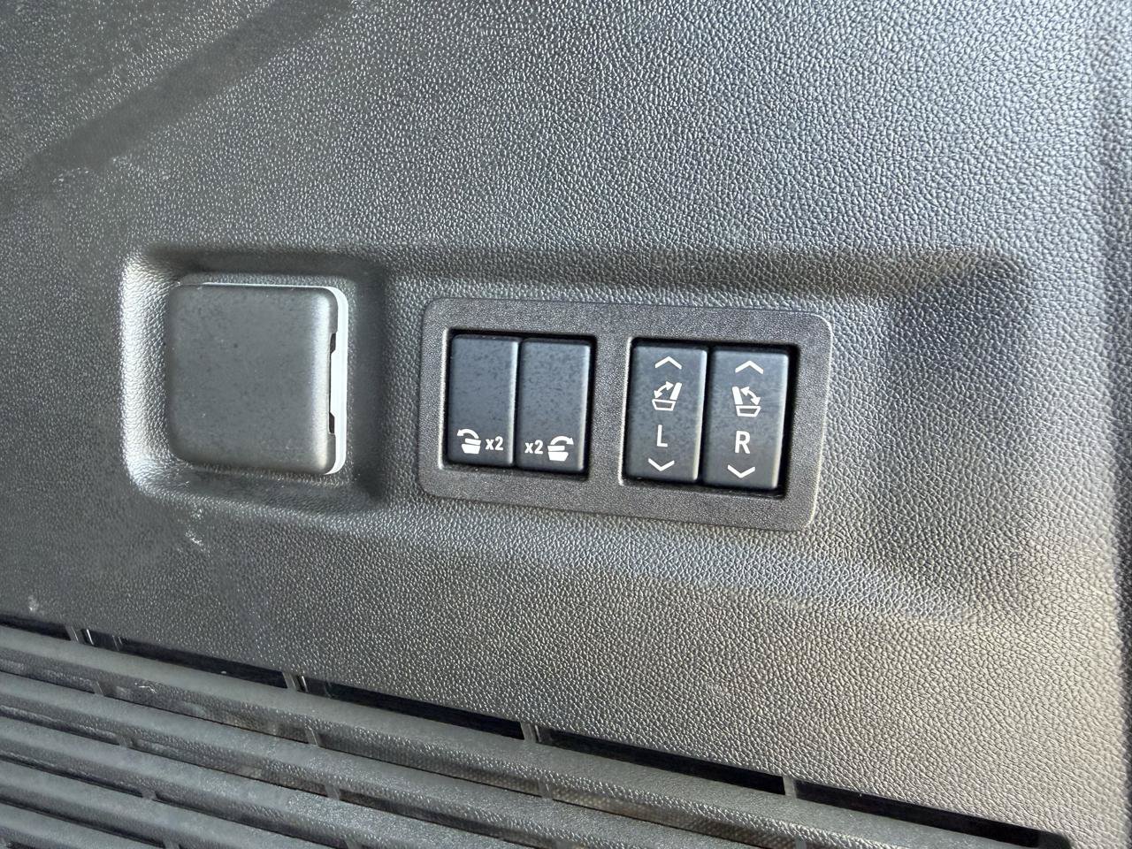 Used 2024 GMC Yukon AT4 w/ Technology Package AWD/4WD image 20