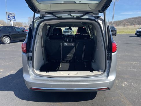 Used 2017 Chrysler Pacifica Touring-L w/ Tire & Wheel Group image 25