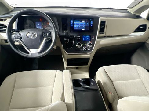 Used 2016 Toyota Sienna LE image 29