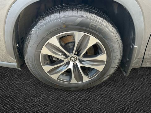 Used 2022 Toyota Highlander XLE image 11