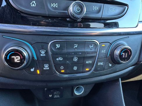 Used 2023 Chevrolet Traverse RS image 29