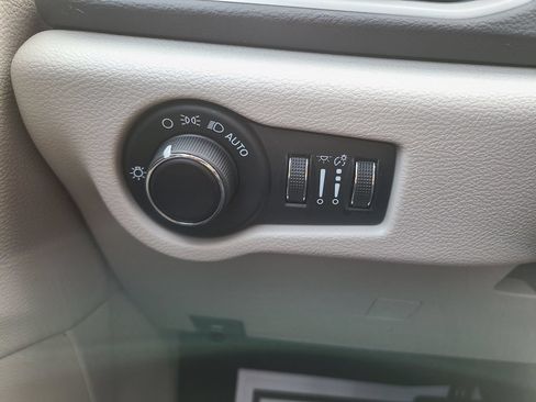 Used 2023 Chrysler Voyager LX FWD image 28