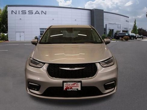 Used 2023 Chrysler Pacifica Touring-L FWD image 6