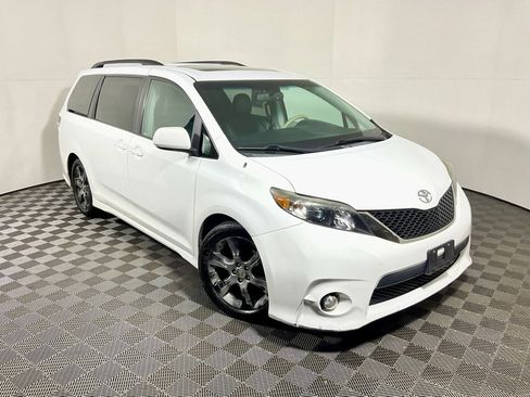 Used 2012 Toyota Sienna SE image 4