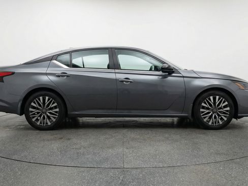 Used 2025 Nissan Altima 2.5 SV FWD image 11