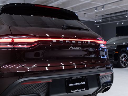 Certified 2026 Porsche Macan AWD/4WD image 32