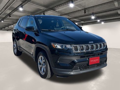 Used 2025 Jeep Compass Sport image 2