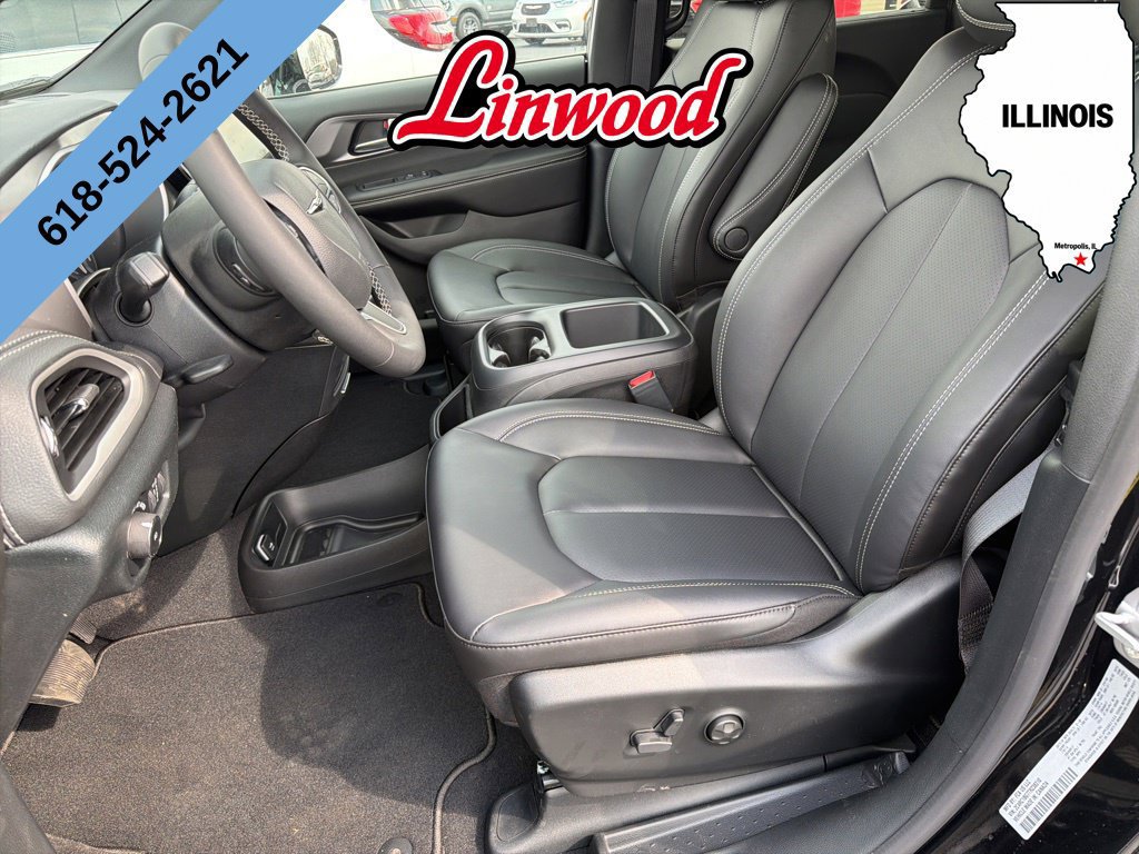 New 2026 Chrysler Pacifica Select FWD image 18