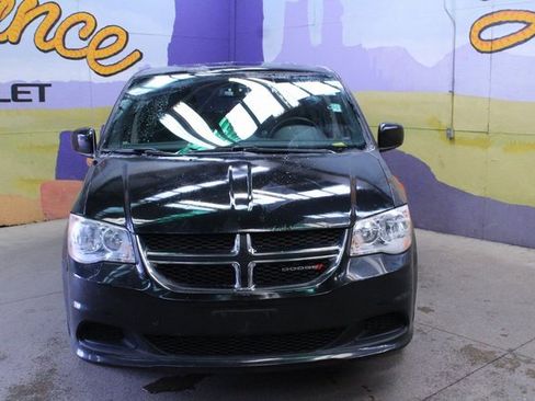 Used 2016 Dodge Grand Caravan SE image 3