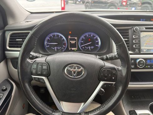 Used 2018 Toyota Highlander Limited Platinum FWD image 26